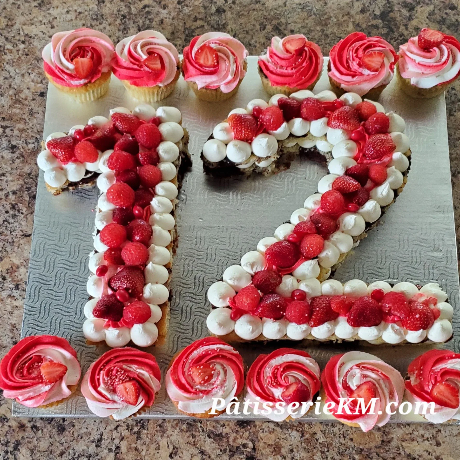 Gâteau Chiffre et Cupcakes